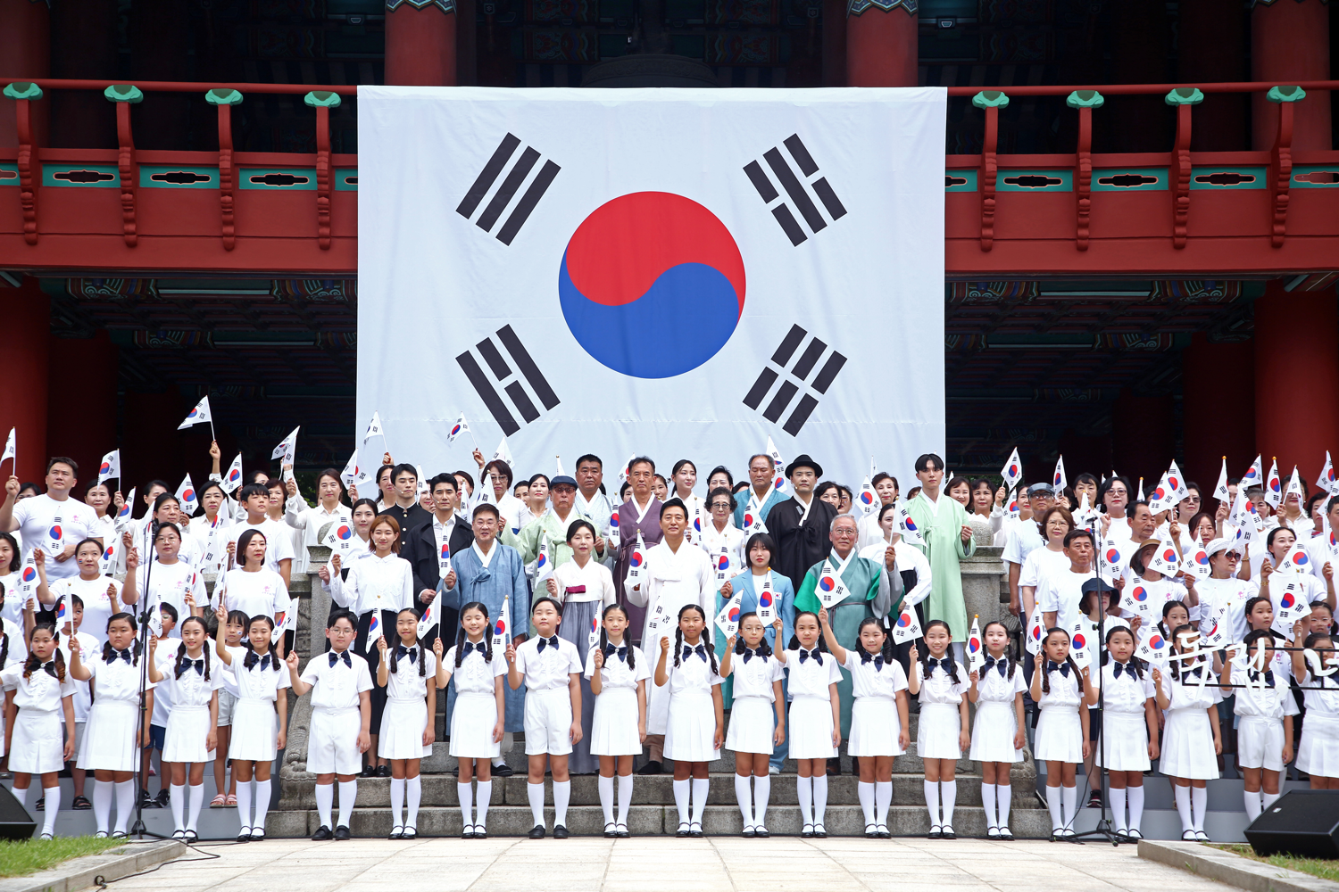 7月31日，首尔市方面表示，8月将在首尔举行丰富多彩的光复节纪念活动。图为去年举行的“8.15光复节敲钟仪式”。图片来源：首尔市