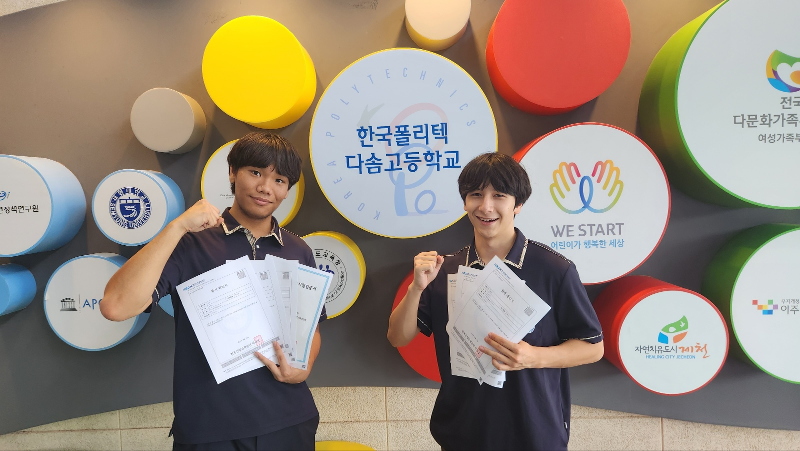 有调查显示，在韩国的多元文化青少年中，10人中有6人考上大学。图为在忠清北道堤川的一所高中，多元文化家庭学生手持国家技术资格证拍照。图片来源：雇佣劳动部