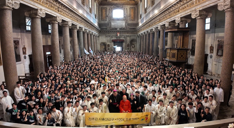 2027年首尔世界青年节（World Youth Day）的具体日程正式公开。图为7月31日，为迎接“天主教青年禧年庆典”，被派往罗马的天主教首尔总教区“1004计划”巡礼团在意大利罗马圣克里索戈诺大教堂举行弥撒后，同韩国天主教枢机主教廉洙政合影留念。图片来源：天主教首尔总教区
