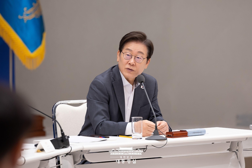 8月10日至13日，应韩国总统李在明的邀请，越共中央总书记苏林将对韩国进行国事访问。图为8月1日，李在明出席在首尔龙山总统室举行的全国市、道知事座谈会。图片来源：大韩民国总统室