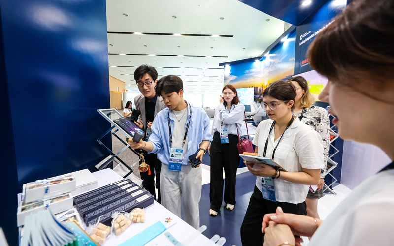 8月5日，在仁川松岛会展中心举行的亚太经合组织（APEC）第三次高级官员会议（SOM3）现场，韩宣网名誉记者们正在仁川市展位上听取说明。图片来源：APEC 2025 KOREA官方Flicker