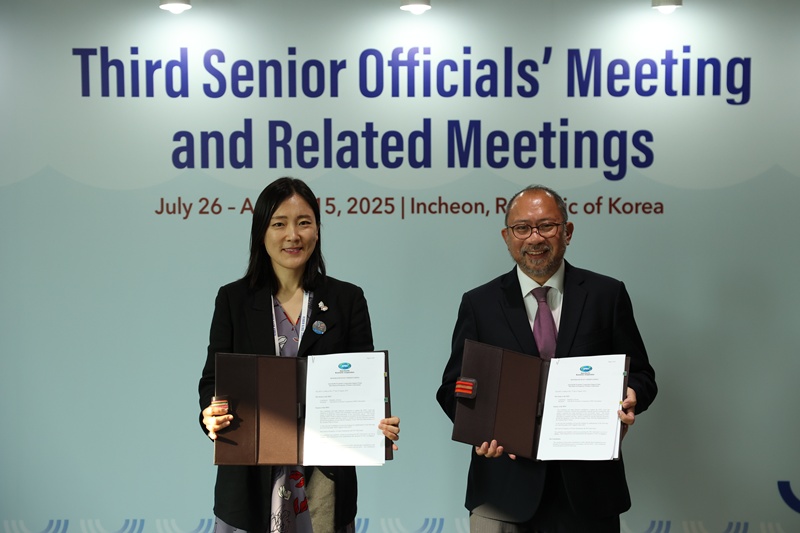 8月11日，亚太经合组织（APEC）高层官员李智允（音）与APEC秘书处执行主任爱德华多·佩德罗萨在签署《旨在设立APEC未来繁荣基金的谅解备忘录》后合影留念。图片来源：外交部