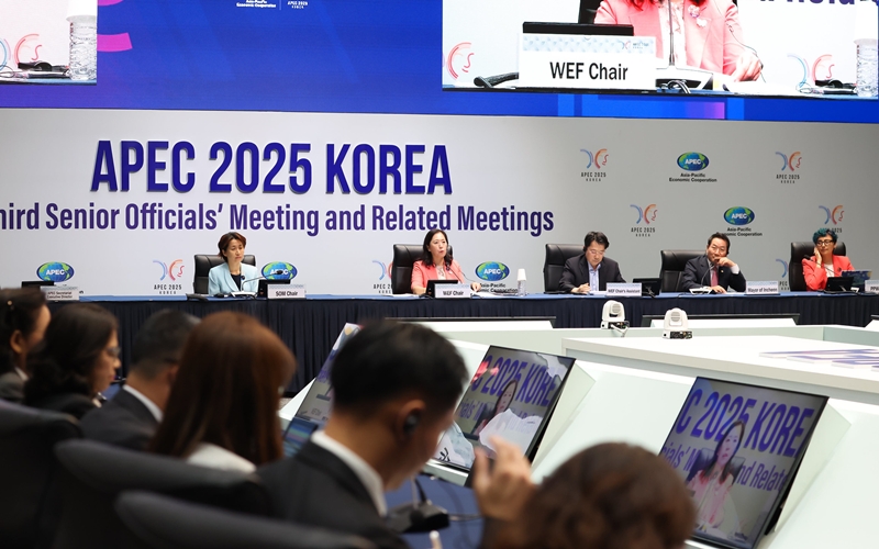 ▲ 여성가족부가 12일 인천 송도 컨벤시아에서 열린 APEC 여성경제회의(WEF)에서 회원경제 만장일치로 '지속가능한 성장을 위한 여성의 경제 참여 확대' 공동성명을 채택했다고 밝혔다. APEC 2025 공식 플리커