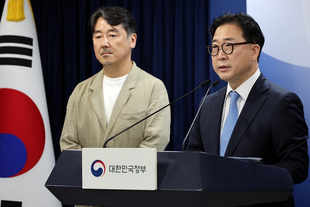 8月13日，韩国行政安全部政务官金汉洙（右、音）在首尔钟路区政府首尔楼就光复80周年庆典及韩国总统李在明国民任命仪式举行相关新闻发布会。图片来源：行政安全部