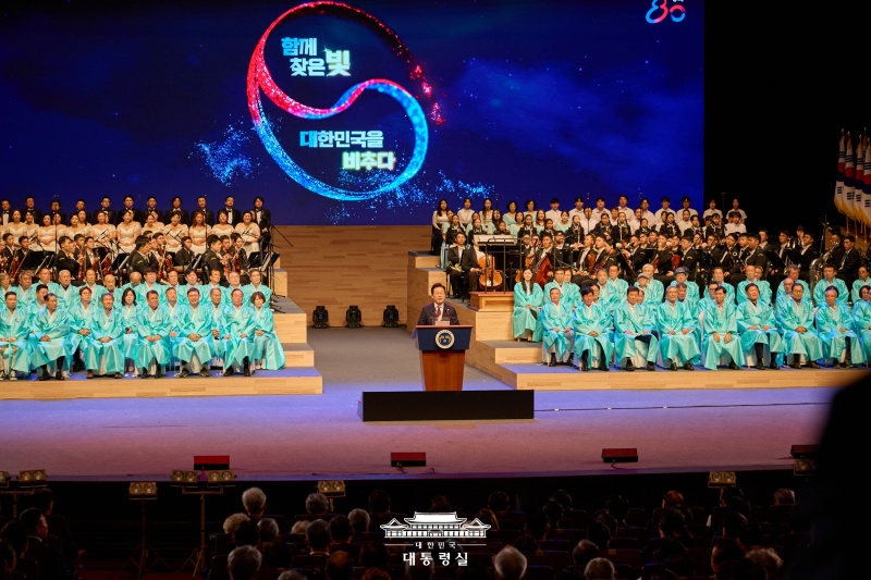 8月15日，韩国总统李在明在首尔钟路区世宗文化会馆出席第80周年光复节庆祝仪式并发表讲话。图片来源：大韩民国总统室