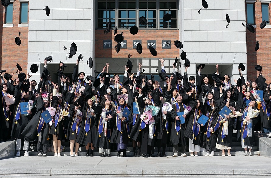 调查显示，过去10年间，韩国高等教育机构在校生中外国留学生比例大幅上升。图为2月18日，大邱达西区启明大学举行的外国留学生学位授予仪式上，学生们将学士帽抛向空中。图片来源：启明大学