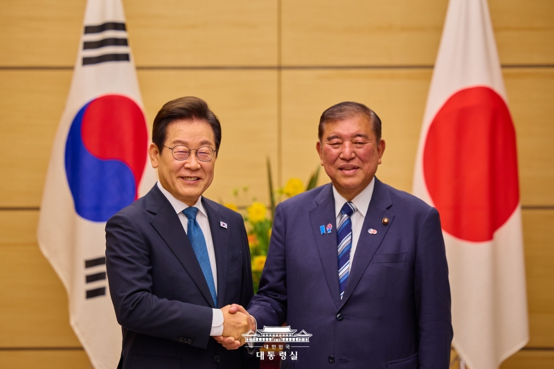 8月23日，在日本东京的首相官邸，韩国总统李在明（左）同日本首相石破茂合影留念。图片来源：大韩民国总统室