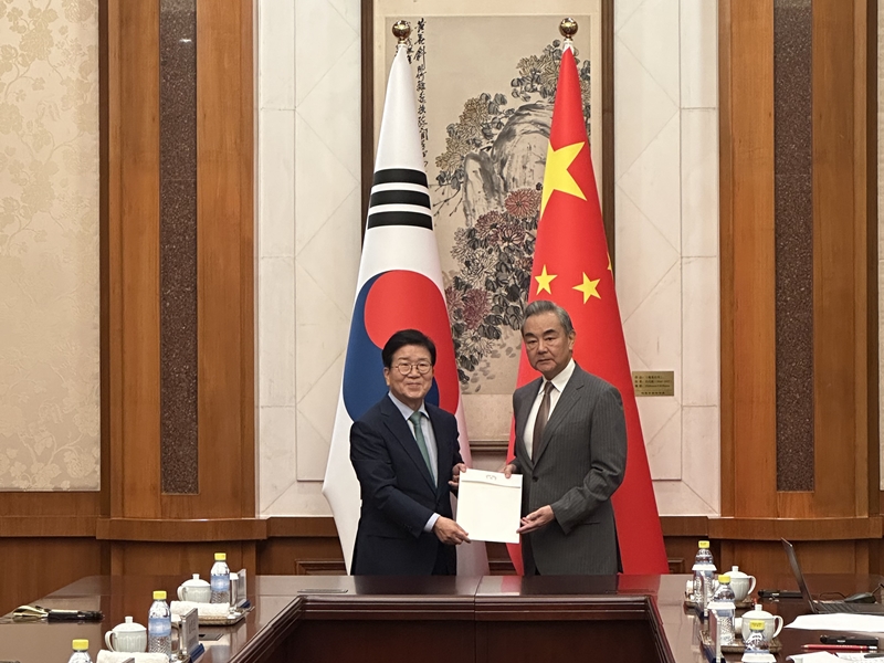 8月24日，韩国总统特使团团长朴炳錫（左）在北京钓鱼台国宾馆会见中共中央政治局委员、外交部长王毅，并转交韩国总统李在明的亲笔信。 图片来源：外交部