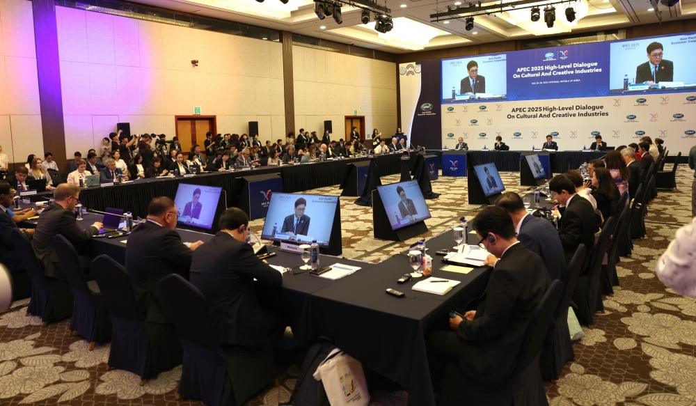 8月27日，韩国文化体育观光部长官崔辉永在庆尚北道庆州希尔顿酒店举行的APEC文化产业高级别对话开幕式上致辞。文化体育观光部许满镇 摄