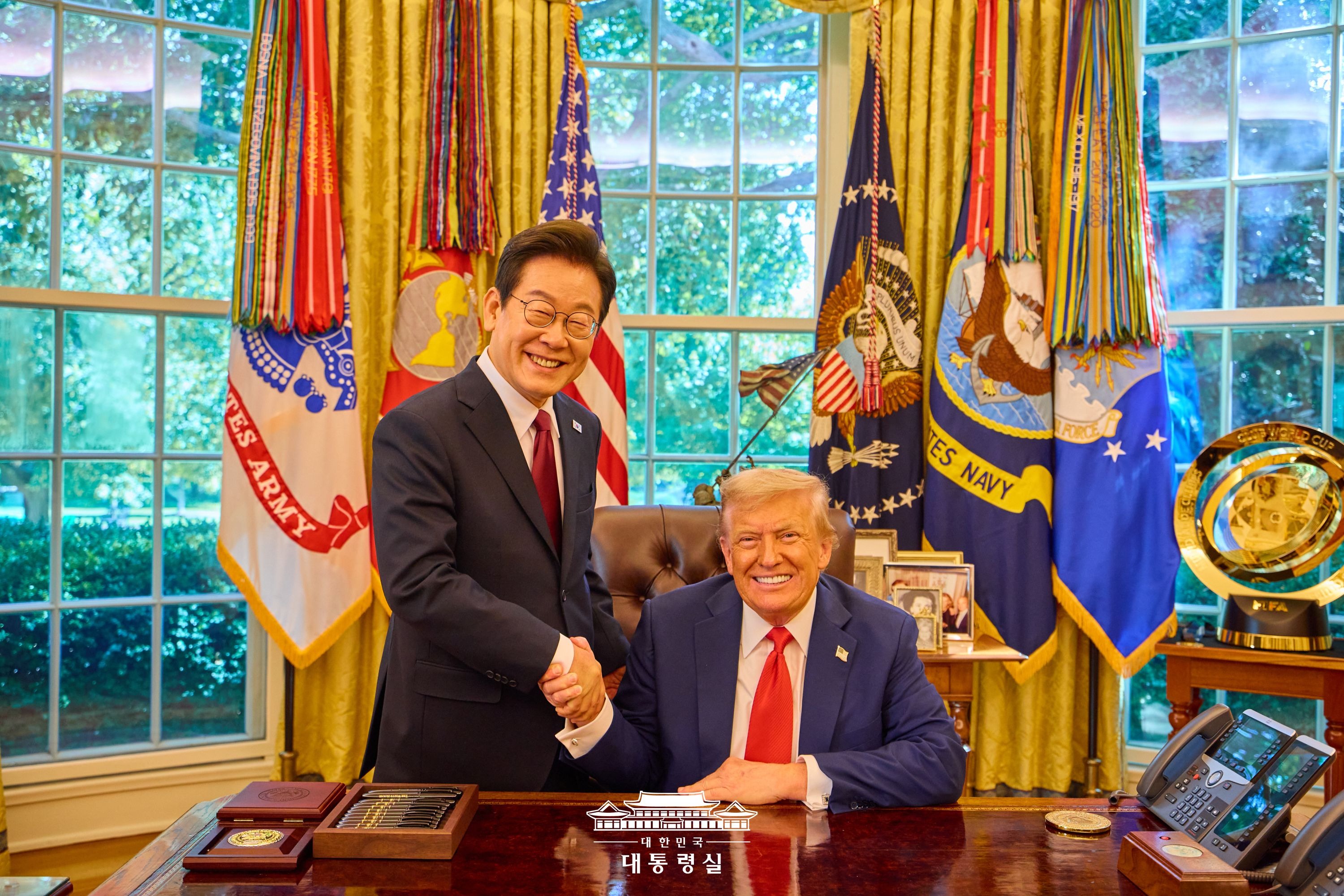 当地时间8月25日，在美国白宫，韩国总统李在明（左）同美国总统特朗普结束会晤后合影留念。图片来源：大韩民国总统室