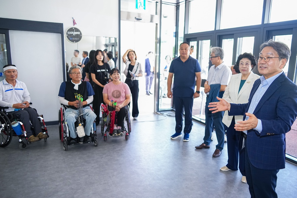 8月20日，光州市长姜琪正视察光州国际射箭场，为训练中的市厅残疾人射箭队运动员加油鼓劲。图片来源：光州市厅