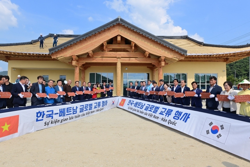 8月24日，在庆尚北道奉化郡凤城面“K-越南谷”举行的多元文化社区中心上梁仪式上，出席者们合影留念。图片来源：奉化郡