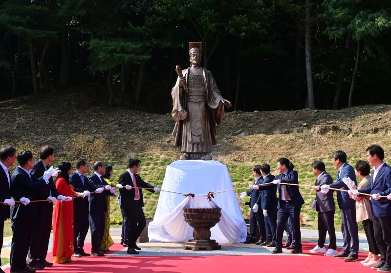 8月24日，“韩国与越南全球交流活动”在庆尚北道奉化郡凤城面忠孝堂一带举行。当天，越南最早建立统一王朝的李太祖（李公蕴，974-1028年）铜像揭幕。图片来源：奉化郡