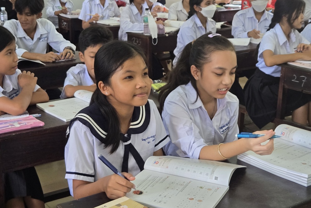 在当地学校学习韩语的柬埔寨学生。图片来源：教育部、国际韩语教育财团