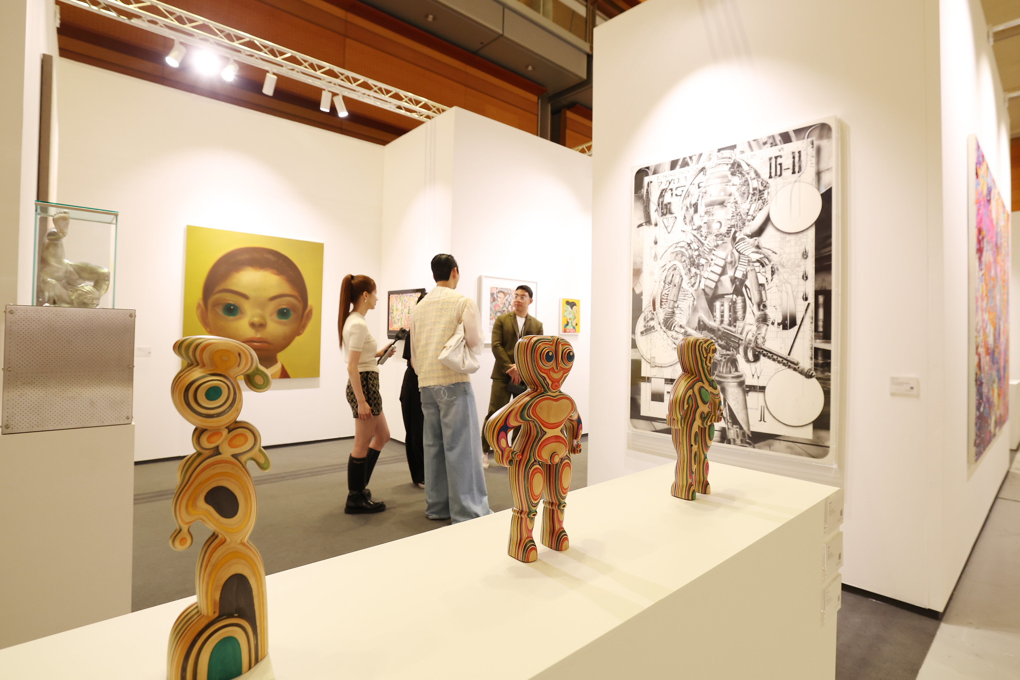 9月3日，韩国首尔江南区COEX会展中心，观众正在欣赏弗里兹首尔展品。韩宣网记者李廷佑 摄