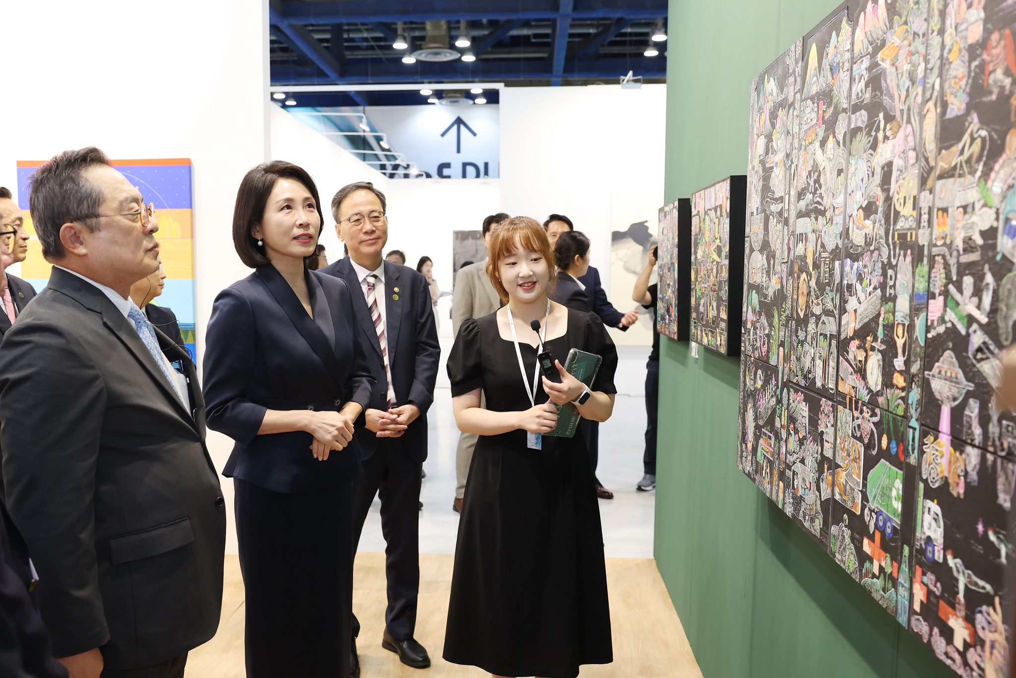 9月3日，韩国总统李在明夫人金惠景在首尔COEX参观KIAF并听取作品介绍。韩宣网记者李廷佑 摄