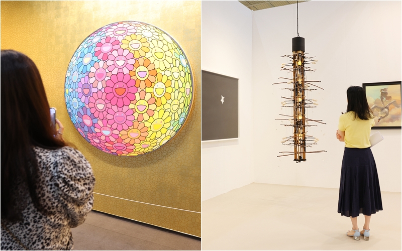 9月3日，观众在参观KIAF·弗里兹首尔。左为弗里兹展区中由佩罗坦画廊展出的村上隆作品，右为KIAF展区中现代画廊展出的梁廷旭作品。韩宣网记者李廷佑 摄