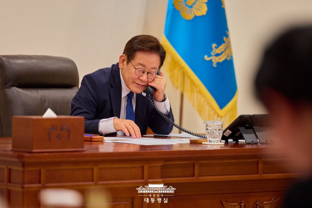 ﻿9月4日，韩国总统李在明在首尔龙山总统室同蒙古国总统乌赫那·呼日勒苏赫通电话。图片来源：大韩民国总统室