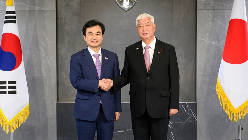 9月8日，在首尔龙山区国防部大楼举行韩日国防部长官会晤前，韩国国防部长官安圭伯（左）和日本防卫大臣中谷元正合影留念。图片来源：国防部官方脸书