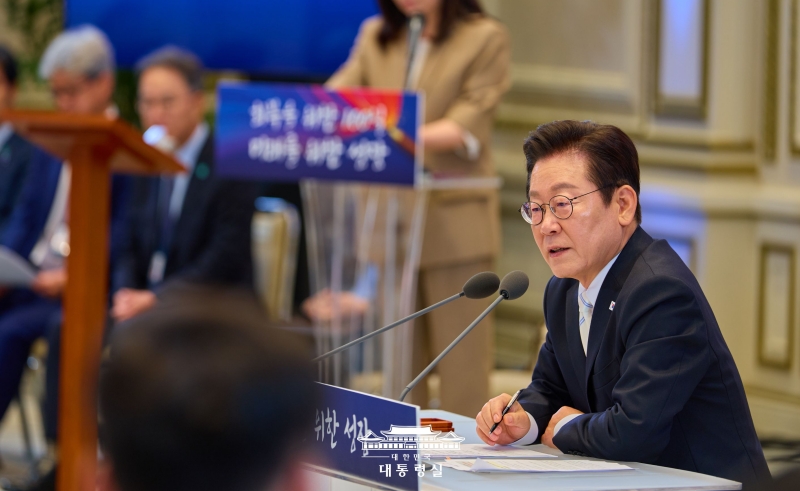 9月11日，韩国总统李在明在青瓦台迎宾馆举行主题为“为复常的百日，为未来的成长”记者招待会，并正在发言。图片来源：大韩民国总统室