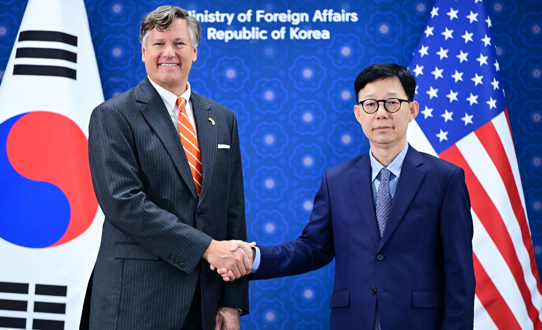 9月14日，在首尔外交部大楼，韩国外交部第一次官朴润柱（右）与美国常务副国务卿克里斯托弗·兰道在举行会晤前，握手合影。图片来源：外交部