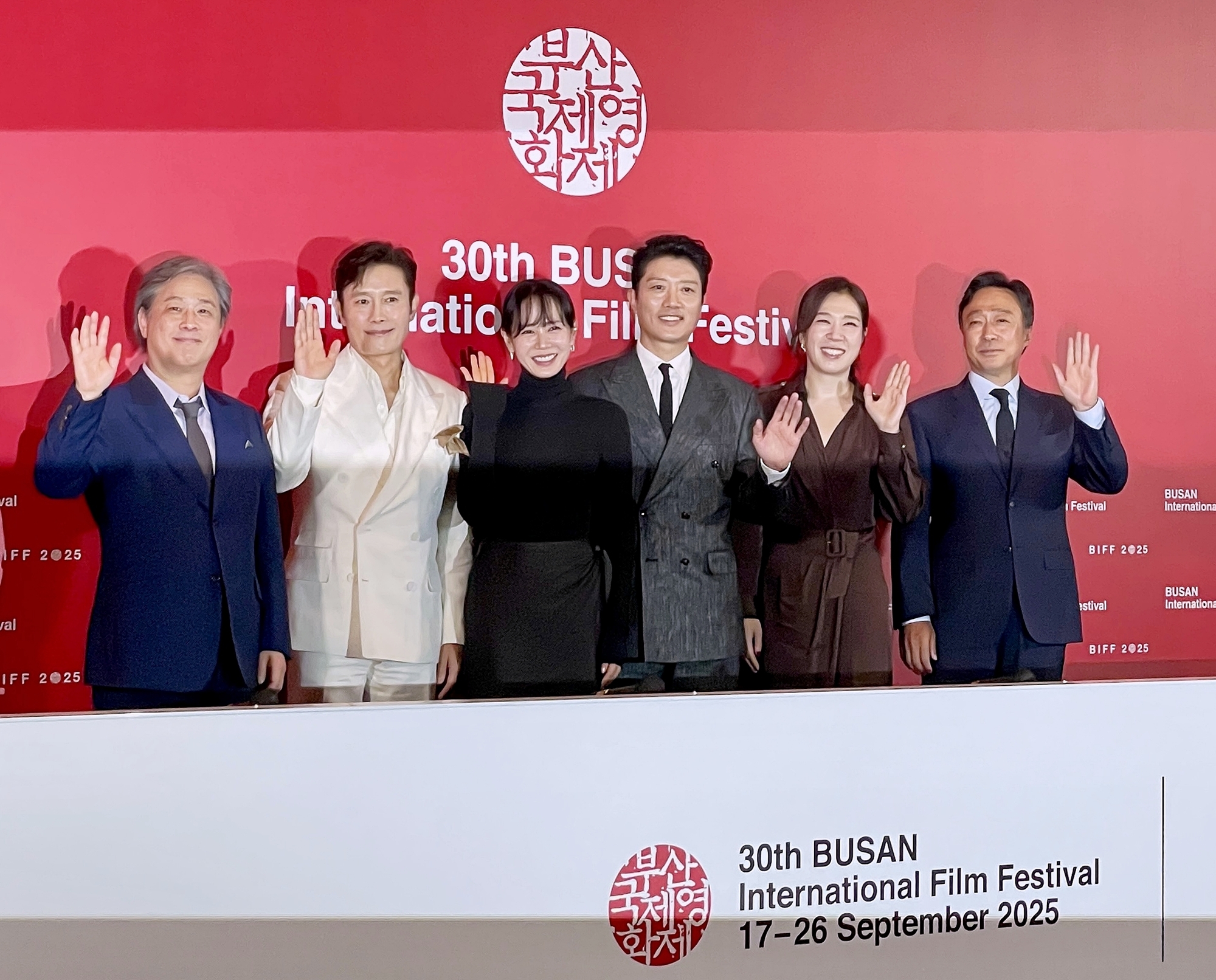 9月17日，在釜山海云台区电影殿堂举行的第30届釜山国际电影节（BIFF）开幕作品《无可奈何》记者会上，该片导演与演员集体亮相。左起依次为导演朴赞郁、演员李炳宪、孙艺珍、朴熹洵、廉惠兰和李成民。韩宣网记者徐爱英 摄
