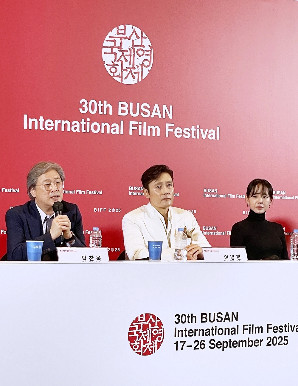 9月17日，在釜山海云台区电影殿堂举行的第30届釜山国际电影节（BIFF）开幕作品《无可奈何》记者会上，该片导演朴赞郁正在回答记者提问。韩宣网记者徐爱英 摄