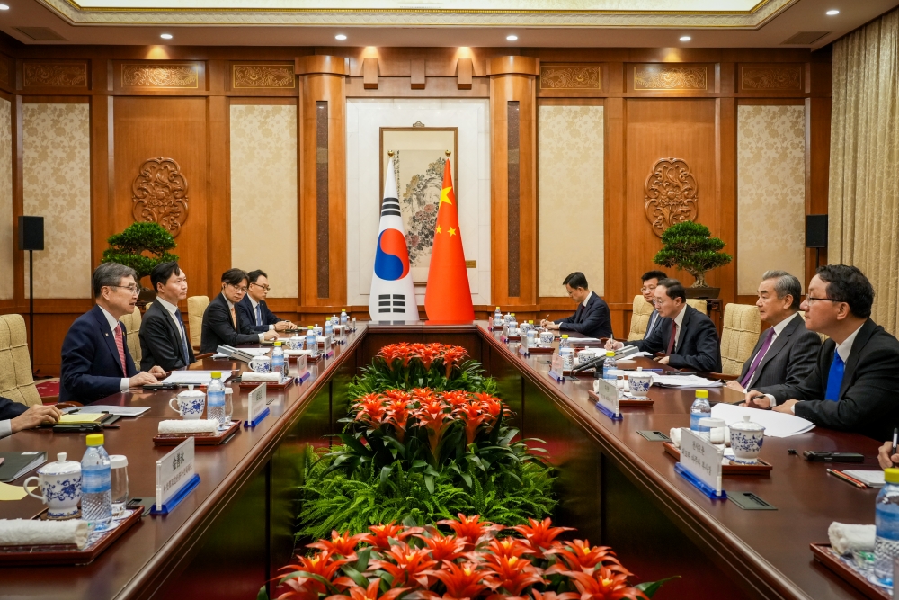9月17日，在中国北京钓鱼台国宾馆，韩国外交部长官赵显与中国外交部长王毅举行会谈。图片来源：外交部