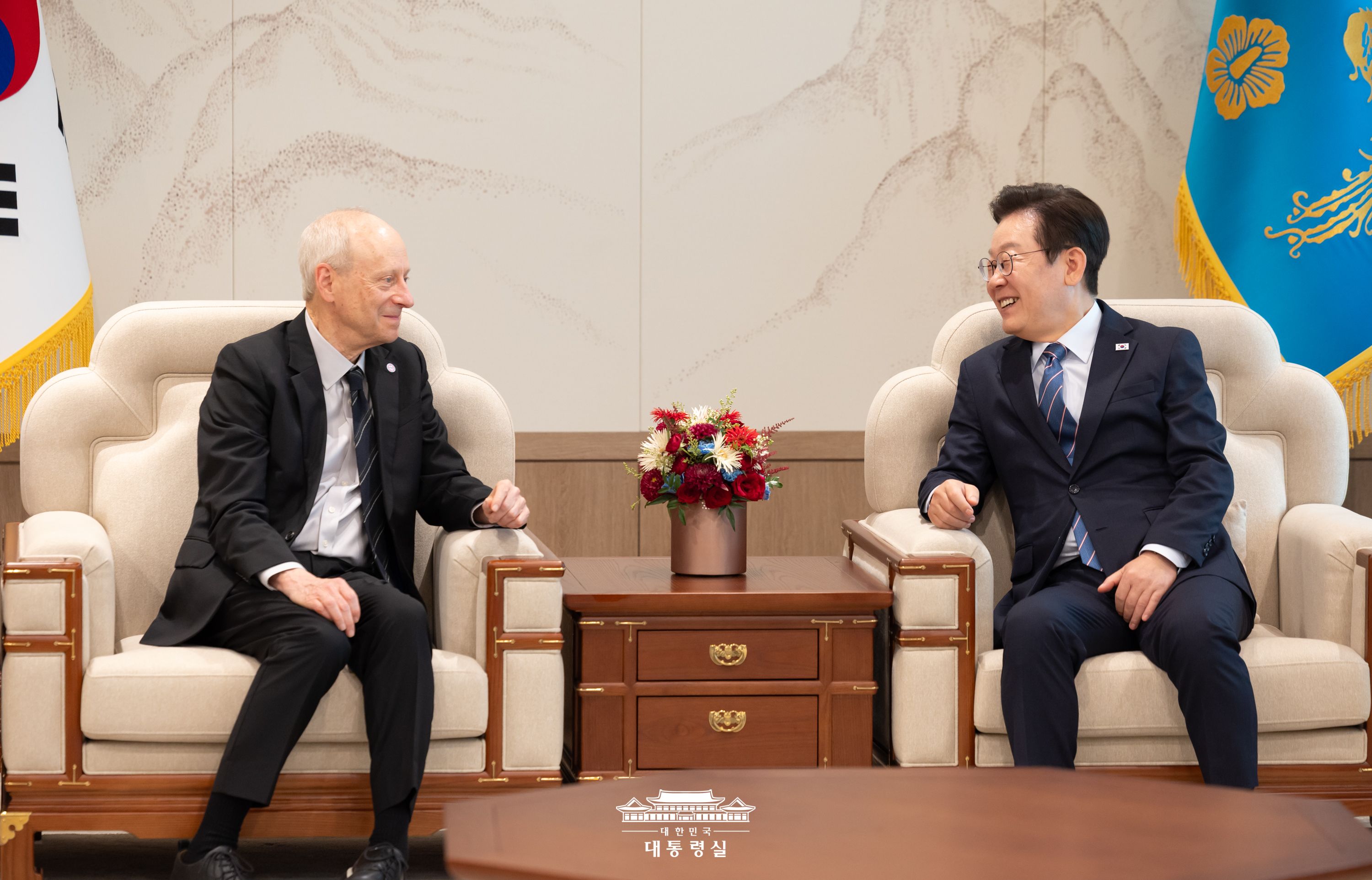 9月18日，韩国总统李在明（右）在首尔龙山总统办公室会见因著作《正义是什么》而闻名的美国政治哲学家迈克尔·桑德尔（左）。图片来源：大韩民国总统室