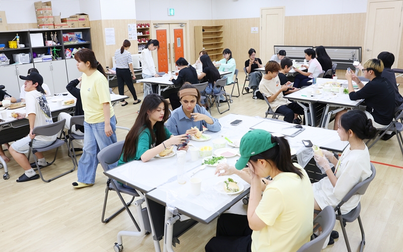 9月11日，在首尔永登浦区首尔市全球青少年教育中心讲堂举行的“世界市民教育——越南篇”讲座上，参与的青少年们正在制作越南传统三明治。韩宣网记者李廷佑 摄 