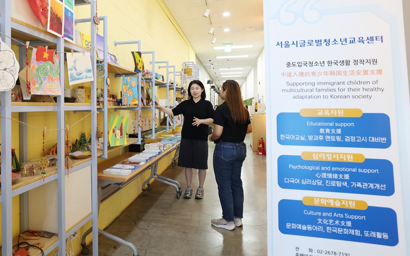 9月11日，在首尔永登浦区首尔市全球青少年教育中心，教育中心主任辛慧映正在介绍孩子们参加社团活动时创作的作品。韩宣网记者李廷佑 摄