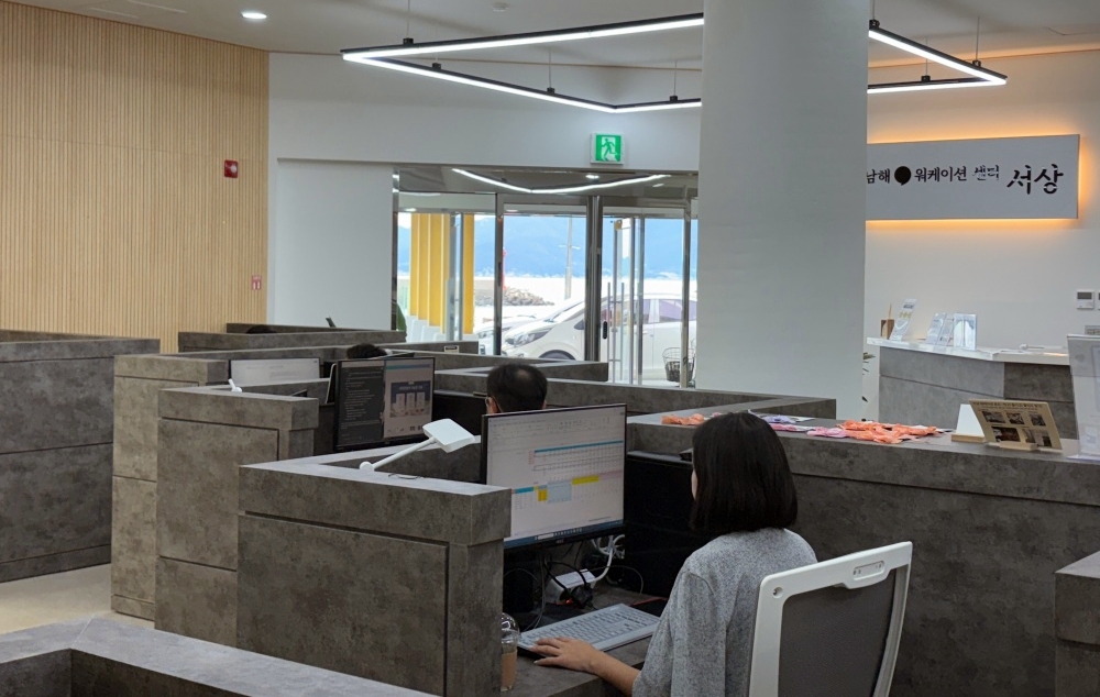 图为9月19日，在庆尚南道南海郡西面的西上工作度假中心，一位职员正在工作。该工作度假中心曾在2012年丽水世界博览会时，被用作游船客运站，去年4月改建为共享办公室。韩宣网记者Charles Audouin 摄