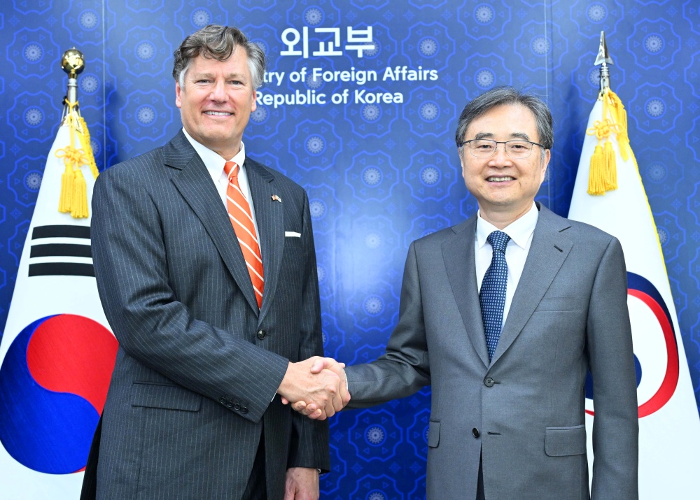 韩国外交部长官赵显表示，已与美国就放宽铀浓缩和核燃料再处理限制达成基本协议。图为9月14日，赵显（左）与美国常务副国务卿克里斯托弗·兰道在举行会晤前，握手合影。图片来源：外交部