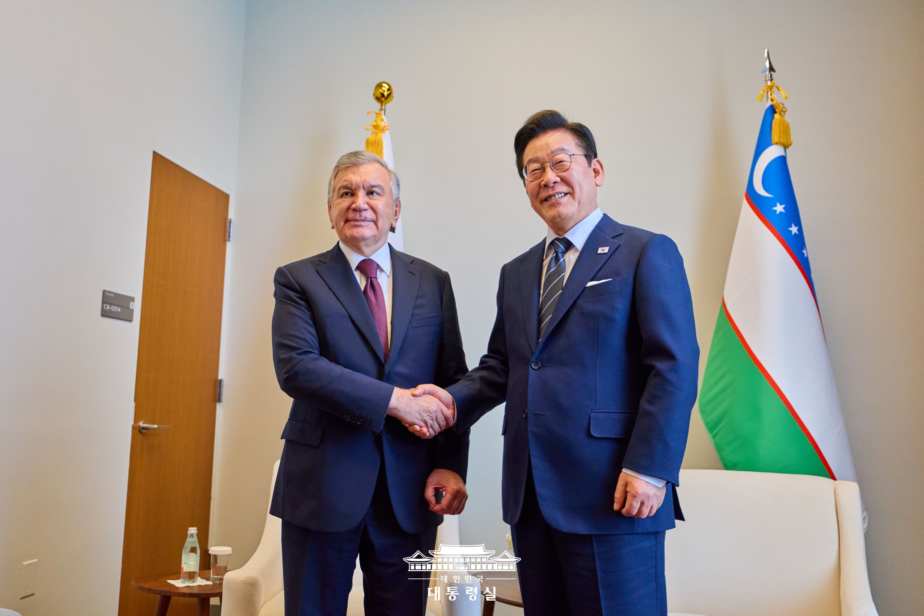 当地时间9月23日，在美国纽约的联合国总部，韩国总统李在明（右）与乌兹别克斯坦总统沙夫卡特·米罗莫诺维奇·米尔济约耶夫举行会晤。图片来源：大韩民国总统室