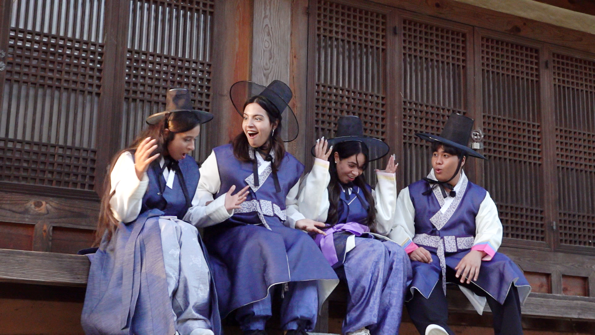 在校村韩屋村拍摄传统之美的“花郎”队。左起普里亚尔（印度）、扎赫拉（伊朗）、西哈姆（摩洛哥）及索拉布（尼泊尔）。图片来源：文化体育观光部