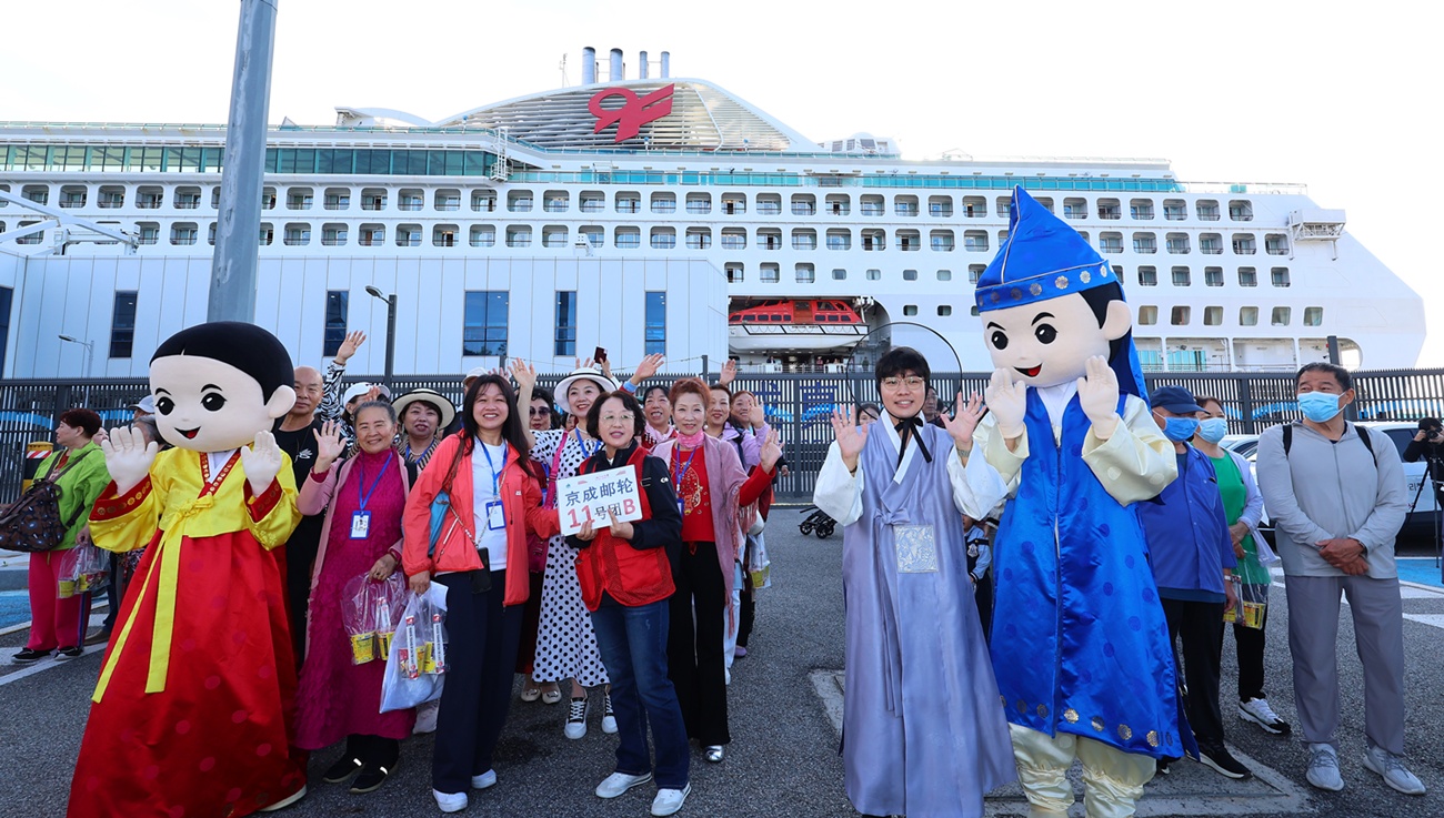9月29日上午，在仁川延寿区仁川港国际邮轮码头入境的中国团体游客下船后前往旅游巴士。图片来源：韩联社