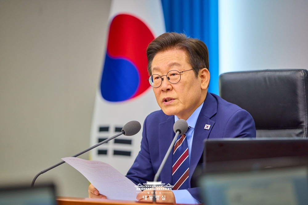 10月11日，韩国总统李在明就柬埔寨针对韩国人的绑架和拘禁案件大幅增加一事，指示外交部“全力应对”。图为李在明在第12次首席秘书及辅佐官会议上发表讲话。图片来源：韩国总统室