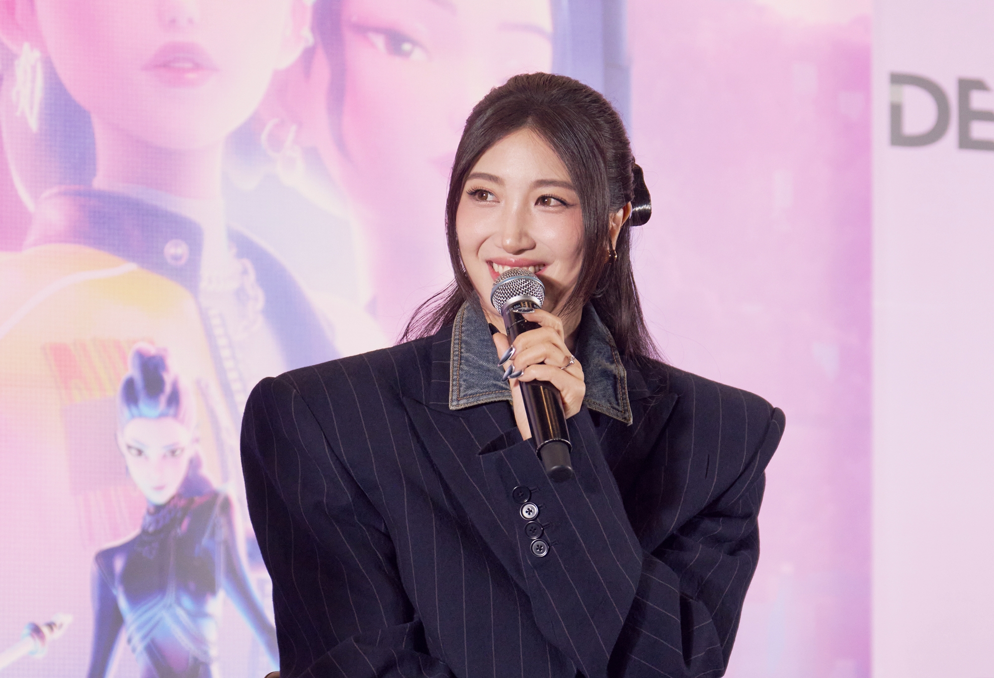 10月15日，在首尔CGV星聚汇影城龙山爱宝客商城店举行的奈飞（Netflix）动画片《K-POP：猎魔女团》记者招待会上，该片原声（OST）作曲家兼歌手EJAE正在回答记者提问。图片来源：奈飞