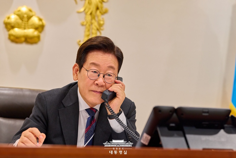 10月16日，韩国总统李在明与泰国总理阿努廷·参威拉军举行就任后首次通话。图片来源：韩国总统室