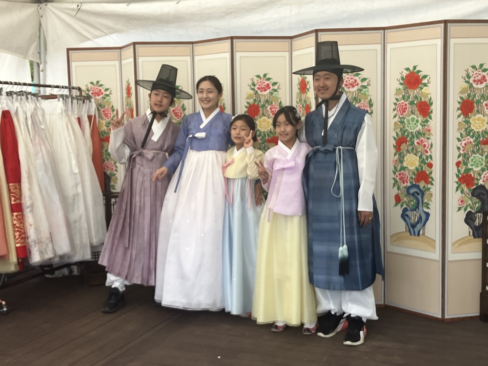 ▲ 문화체육관광부와 한국공예·디자인문화진흥원가 한복문화주간인 21일부터 26일까지 전국 각지에서 한복 체험, 전시, 패션 쇼 등 다양한 행사를 진행한다. 