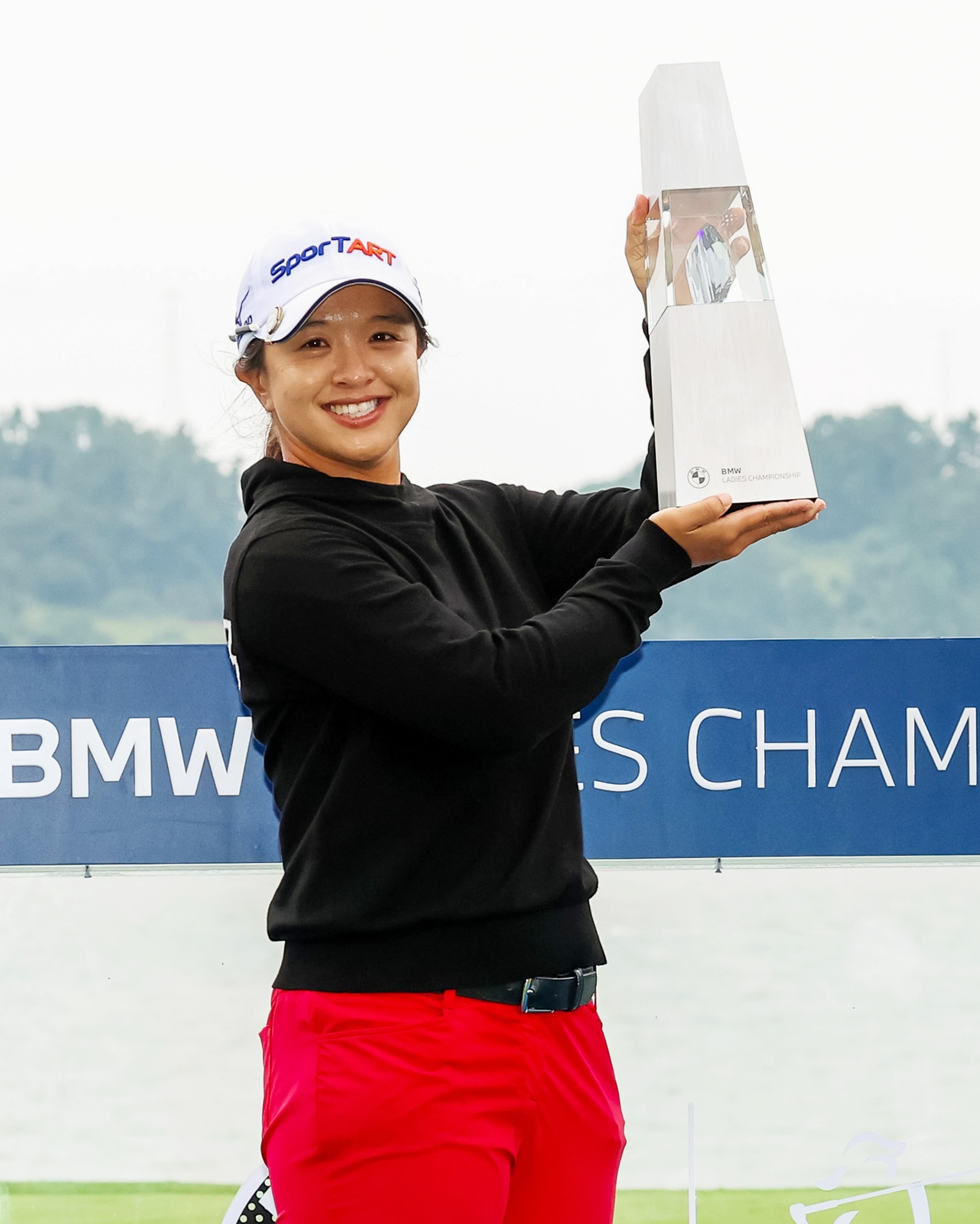 10月19日，在全南海南郡松山海滩球场举行的美国女子职业高尔夫球（LPGA）巡回赛2025宝马（BMW）女子锦标赛上，韩国女子高球选手金世煐获得冠军。图片来源：LPGA