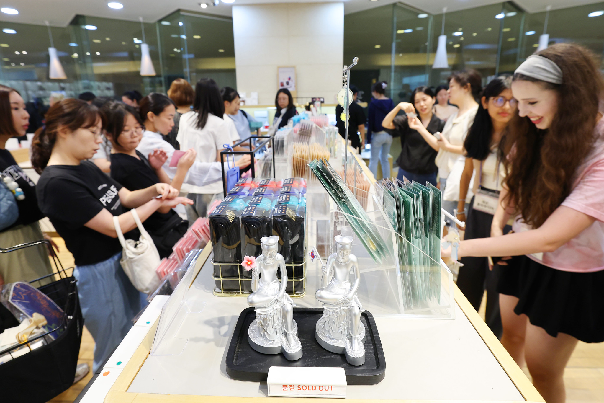 韩国国立中央博物馆自开馆以来，年度观众首次突破500万人次。图为8月20日，游客在首尔龙山区国立中央博物馆纪念品商店内参观选购的场景。韩宣网记者李廷佑 摄