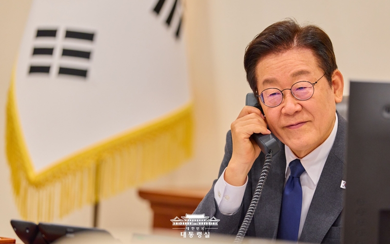 10月20日，韩国总统李在明在首尔龙山总统室与埃及总统阿卜杜勒·法塔赫·塞西举行就任后首次通话。图片来源：韩国总统室