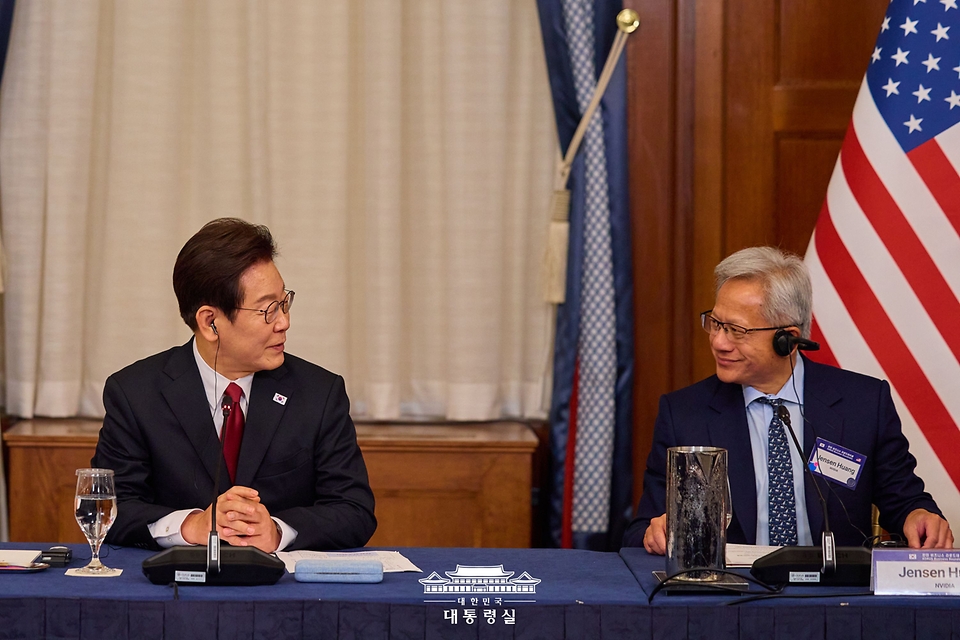 10月28日至31日，包括英伟达首席执行官（CEO）黄仁勋在内，谷歌、微软、花旗集团等全球企业领袖将为出席“亚太经合组织（APEC）工商领导人峰会”，齐聚庆州。图为当地时间8月25日，在华盛顿举行的韩美商务圆桌会议上，韩国总统李在明（左）同黄仁勋正在交谈。图片来源：大韩民国总统室