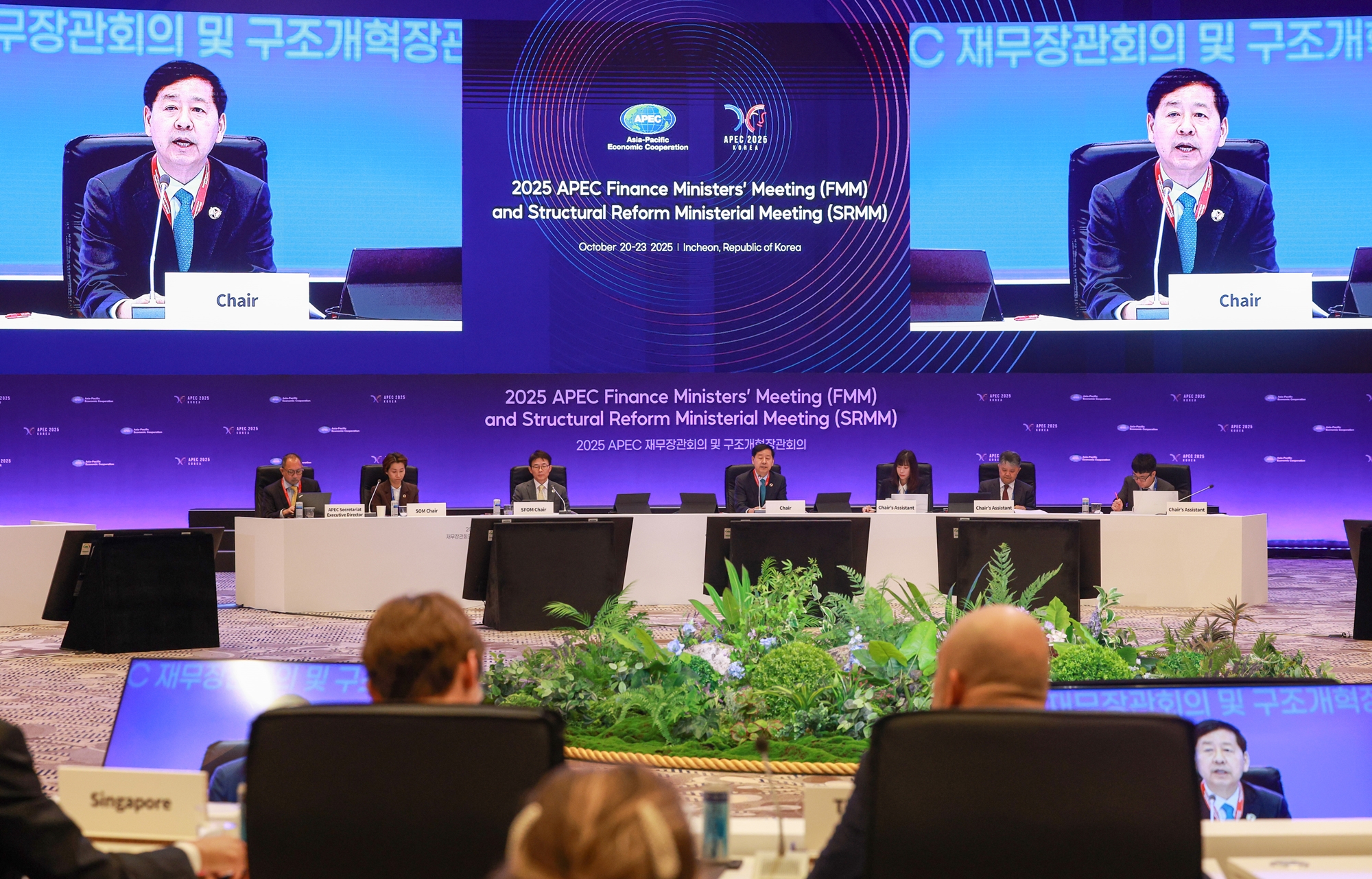 第32届亚太经合组织（APEC）财长会议上，21个成员国经济体一致通过了包含未来五年区域内经济合作方向的《仁川计划》。图为10月21日，在仁川中区迎仕柏综艺馆举行的“2025年APEC财长暨结构改革长官会议”上，韩国经济副总理兼企划财政部长官具润哲正在致辞。图片来源：韩联社