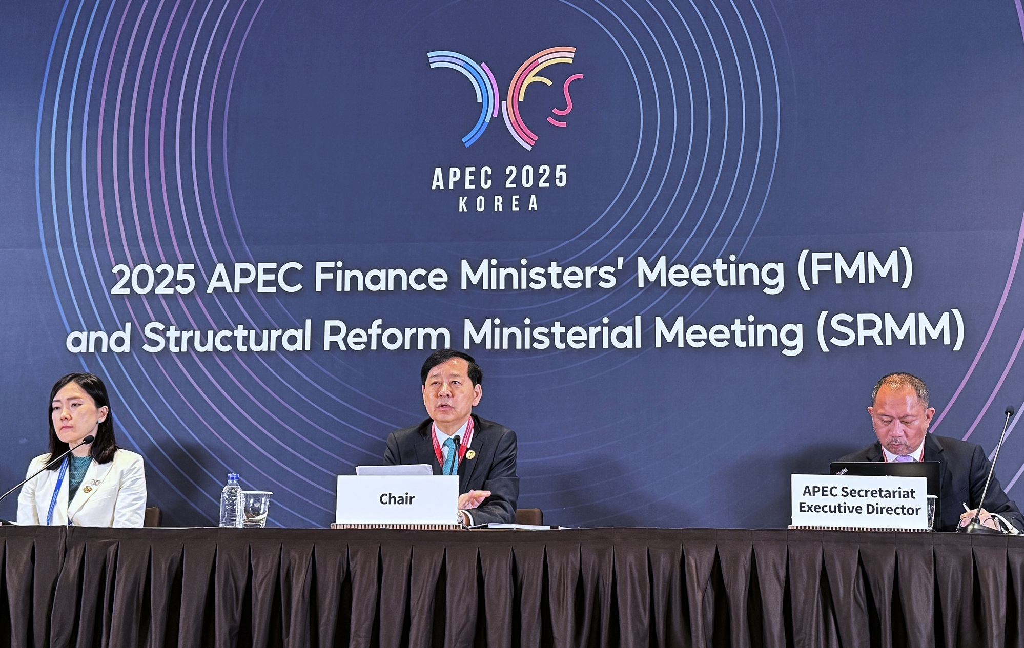 10月23日,在仁川中区迎仕柏度假城,韩国副总理兼企划财政部长官具润哲主持召开亚太经合组织(APEC)财长暨结构改革长官会议联合记者会,并正在发表此次会议成果。韩宣网记者徐爱英 摄