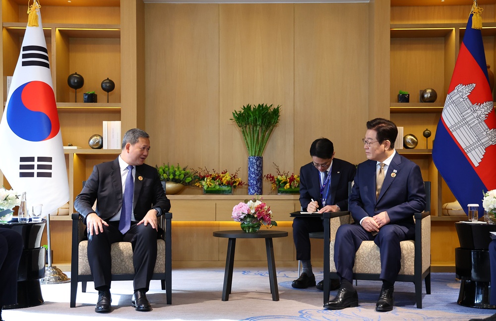 10月27日,韩国总统李在明(右)在马来西亚吉隆坡一家酒店与柬埔寨首相洪玛奈举行会谈。图片来源:韩联社