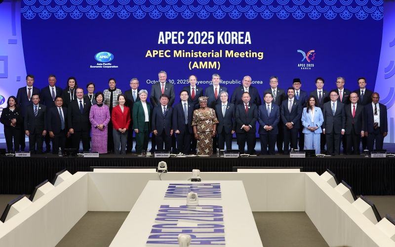 10月30日，2025年亚太经济合作组织（APEC）21个成员经济体外交与通商部长在庆州会展中心（HICO）举行的外交与贸易双部长会议上合影留念。图片来源：2025韩国APEC官方Flickr