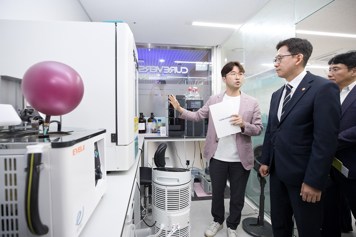 韩国政府计划自2026年至2032年七年间，投入约9400亿韩元用于先进医疗器械研究与开发。图为科学技术信息通信部长官裴庆勋7月21日访问首尔东大门区首尔生物枢纽，了解入驻企业的研发现况。图片来源：科学技术信息通信部