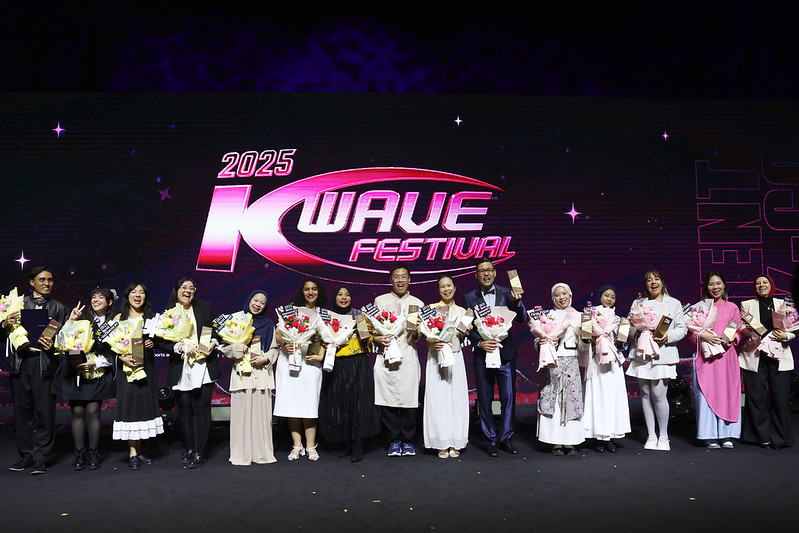 11月8日，在首尔Content Korea Lab举行的“2025韩国文化盛典（K-Wave Festival 2025）”上，获奖的优秀外国宣传活动家合影留念。图片来源：文化体育观光部